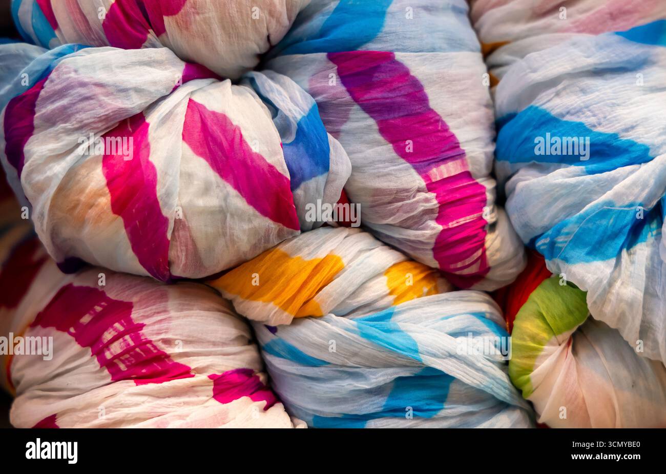 colorata collezione rajasthani tradizionale di sari bandhani esposta presso un negozio al dettaglio Foto Stock