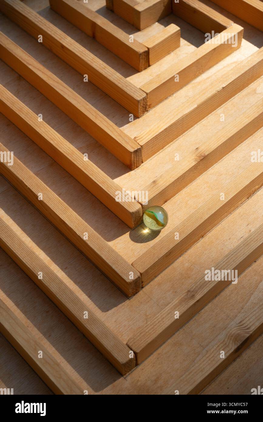 Marmo di vetro in un labirinto di legno Foto Stock