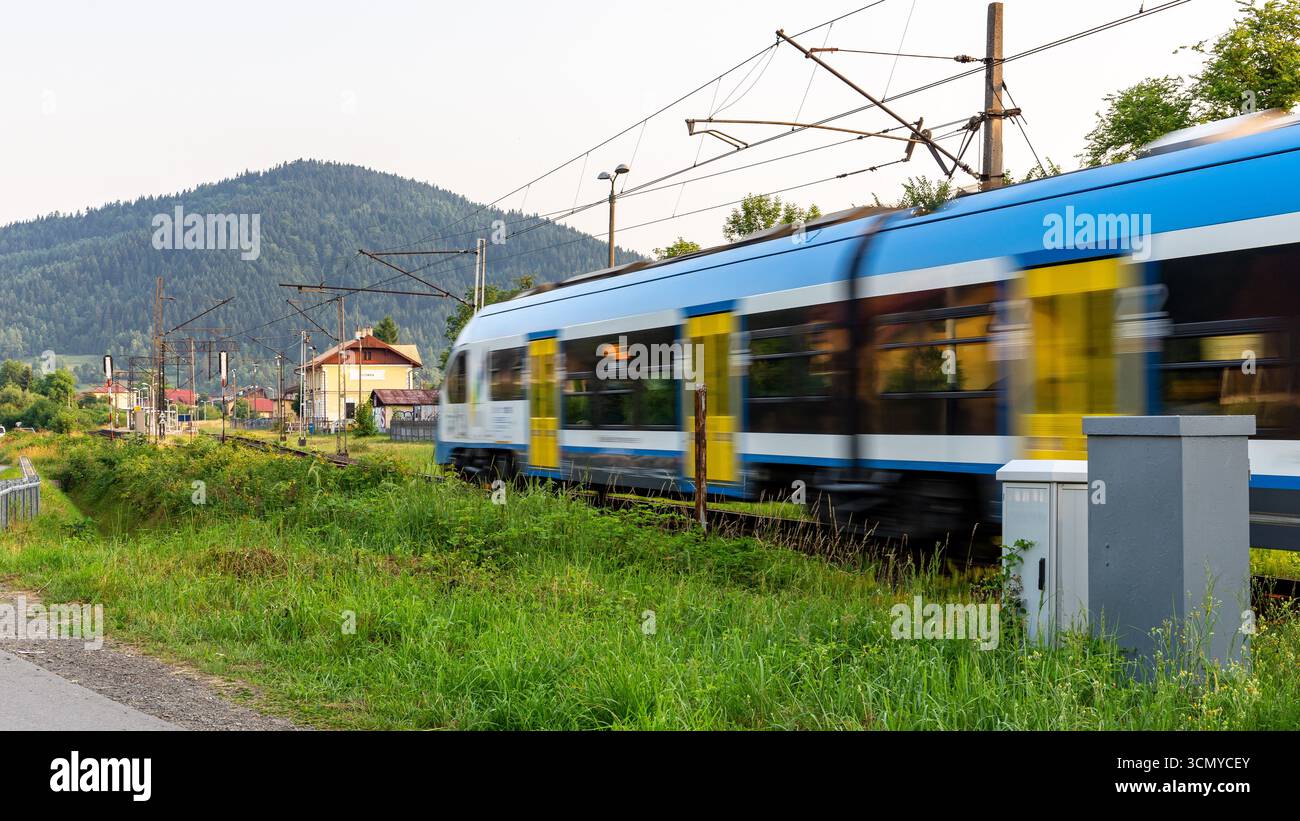 Milowka, Polonia, 08.07.21. Ferrovia della Slesia (Koleje Slaskie) servizio regionale treno moderno che arriva alla stazione ferroviaria di Milowka nel Voivodato della Slesia. Foto Stock