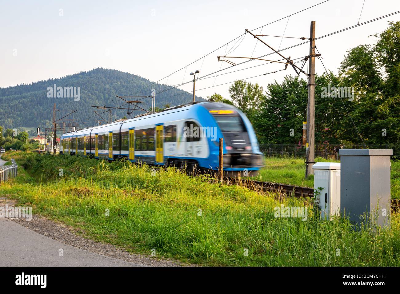 Milowka, Polonia, 08.07.21. Ferrovia della Slesia (Koleje Slaskie) servizio regionale treno moderno che arriva alla stazione ferroviaria di Milowka nel Voivodato della Slesia. Foto Stock