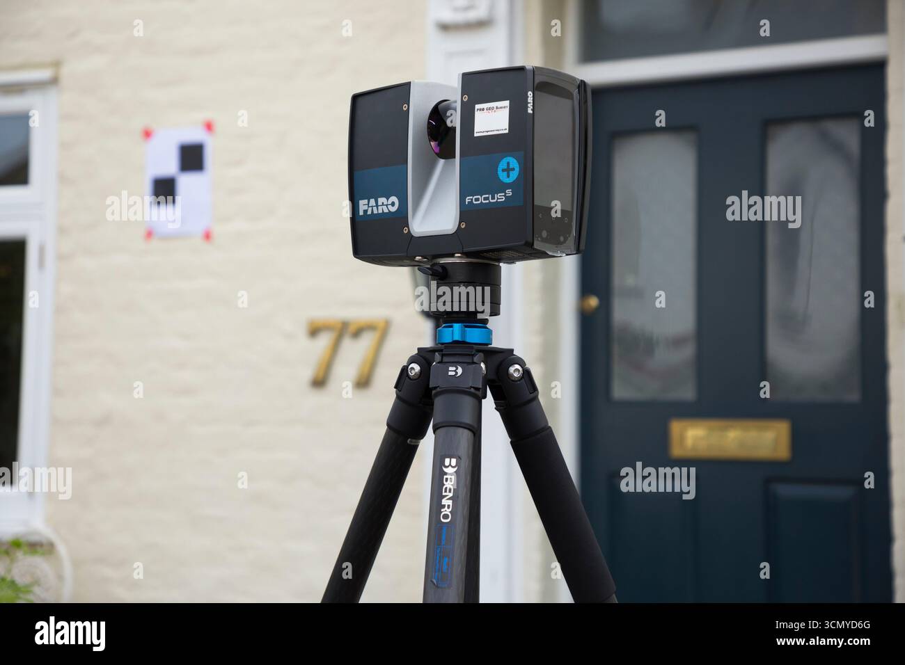 Uno scanner laser su un treppiede utilizzato durante un'indagine per un'applicazione di pianificazione in una casa/edificio residenziale. Gli obiettivi sono sul muro. REGNO UNITO. (140) Foto Stock