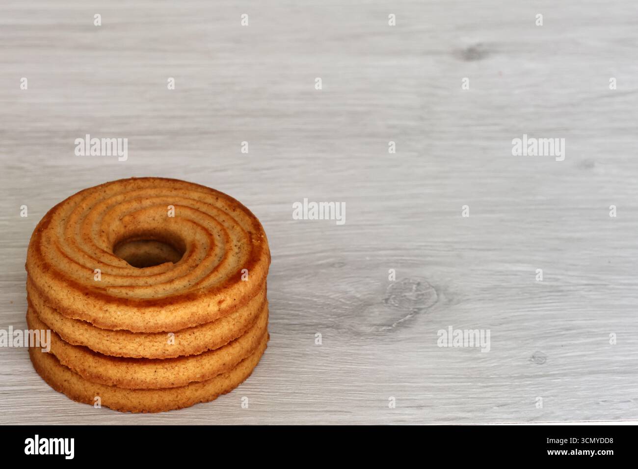 Biscotti di pasta frolla a forma di anello su uno sfondo leggero: Dolci per colazione o spuntini Foto Stock