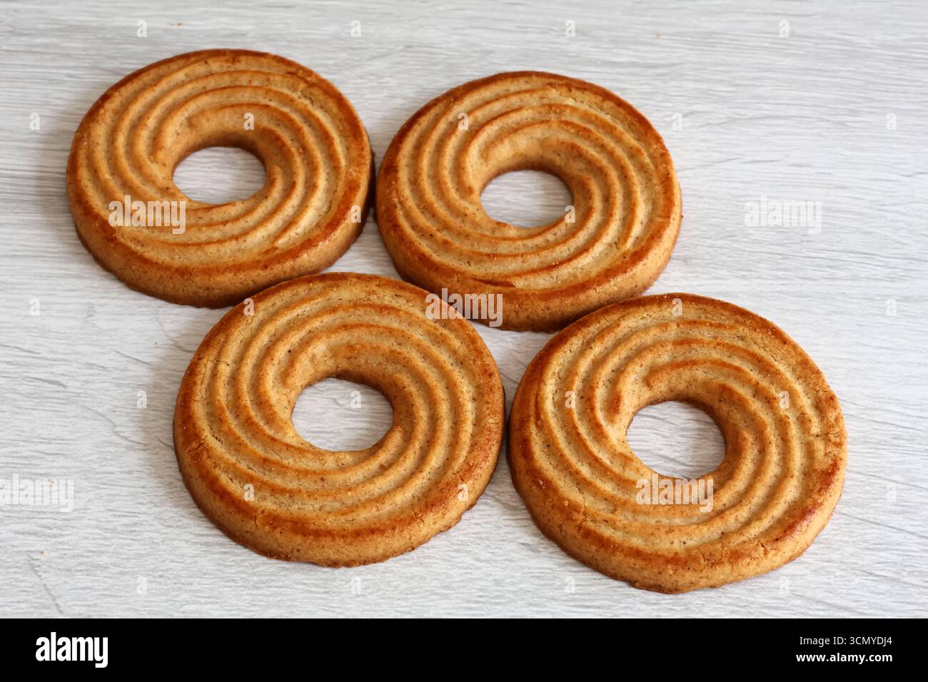 Biscotti di pasta frolla a forma di anello su uno sfondo leggero: Dolci per colazione o spuntini Foto Stock