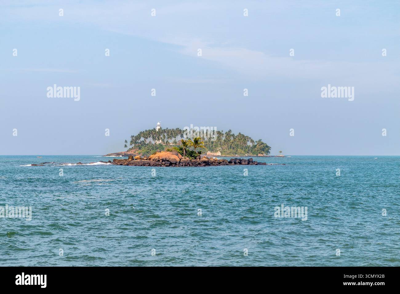 Sri Lanka - Beruwala - Barberyn Island - piccola isola coperta di vegetazione al largo Foto Stock