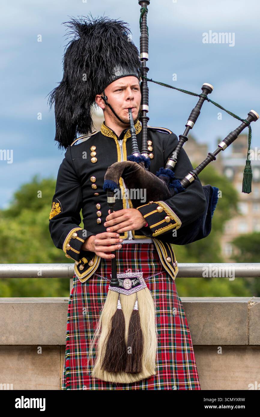 Scozia - Edimburgo - Ritratto Bagpiper - Vista dettagliata di un musicista tradizionale Foto Stock