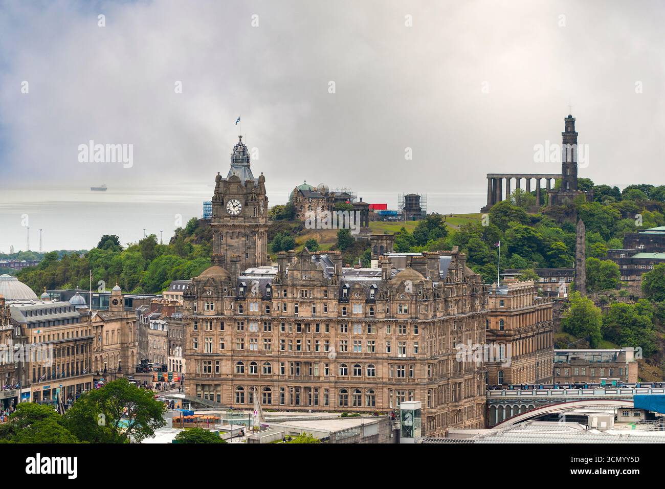 Scozia - Edimburgo - Torre dell'orologio Balmoral - torre iconica nello skyline della città Foto Stock