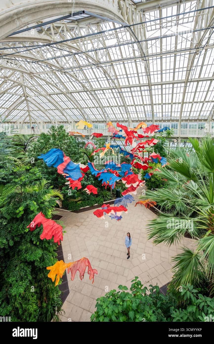 Londra, Regno Unito. 18 settembre 2025. Between Earth and Sky - dell'artista nigeriana, educatrice ed ambientalista Nnenna Okore. Sospeso a 20 m di altezza nella casa temperata e realizzato con materiali biodegradabili - Anteprima di un festival di arte e design di sei settimane, Material World, ai Kew Gardens. Mostra la moda sostenibile e le possibilità offerte da piante e funghi. Crediti: Guy Bell/Alamy Live News Foto Stock