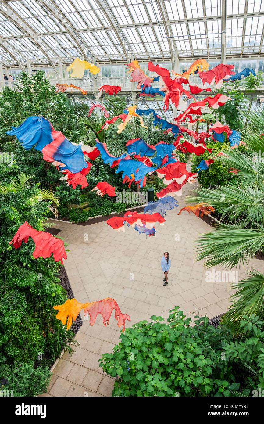 Londra, Regno Unito. 18 settembre 2025. Between Earth and Sky - dell'artista nigeriana, educatrice ed ambientalista Nnenna Okore. Sospeso a 20 m di altezza nella casa temperata e realizzato con materiali biodegradabili - Anteprima di un festival di arte e design di sei settimane, Material World, ai Kew Gardens. Mostra la moda sostenibile e le possibilità offerte da piante e funghi. Crediti: Guy Bell/Alamy Live News Foto Stock