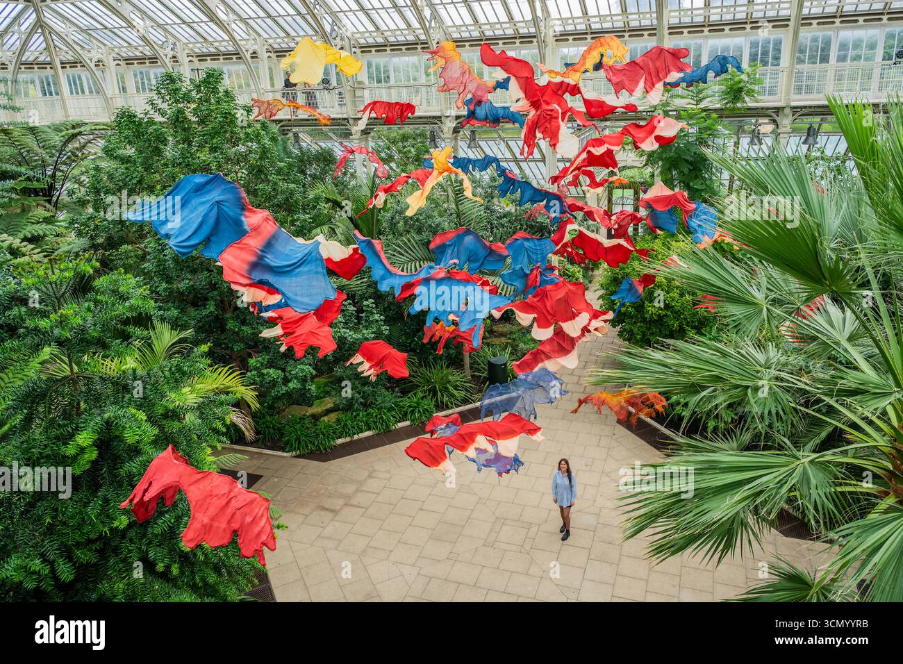 Londra, Regno Unito. 18 settembre 2025. Between Earth and Sky - dell'artista nigeriana, educatrice ed ambientalista Nnenna Okore. Sospeso a 20 m di altezza nella casa temperata e realizzato con materiali biodegradabili - Anteprima di un festival di arte e design di sei settimane, Material World, ai Kew Gardens. Mostra la moda sostenibile e le possibilità offerte da piante e funghi. Crediti: Guy Bell/Alamy Live News Foto Stock
