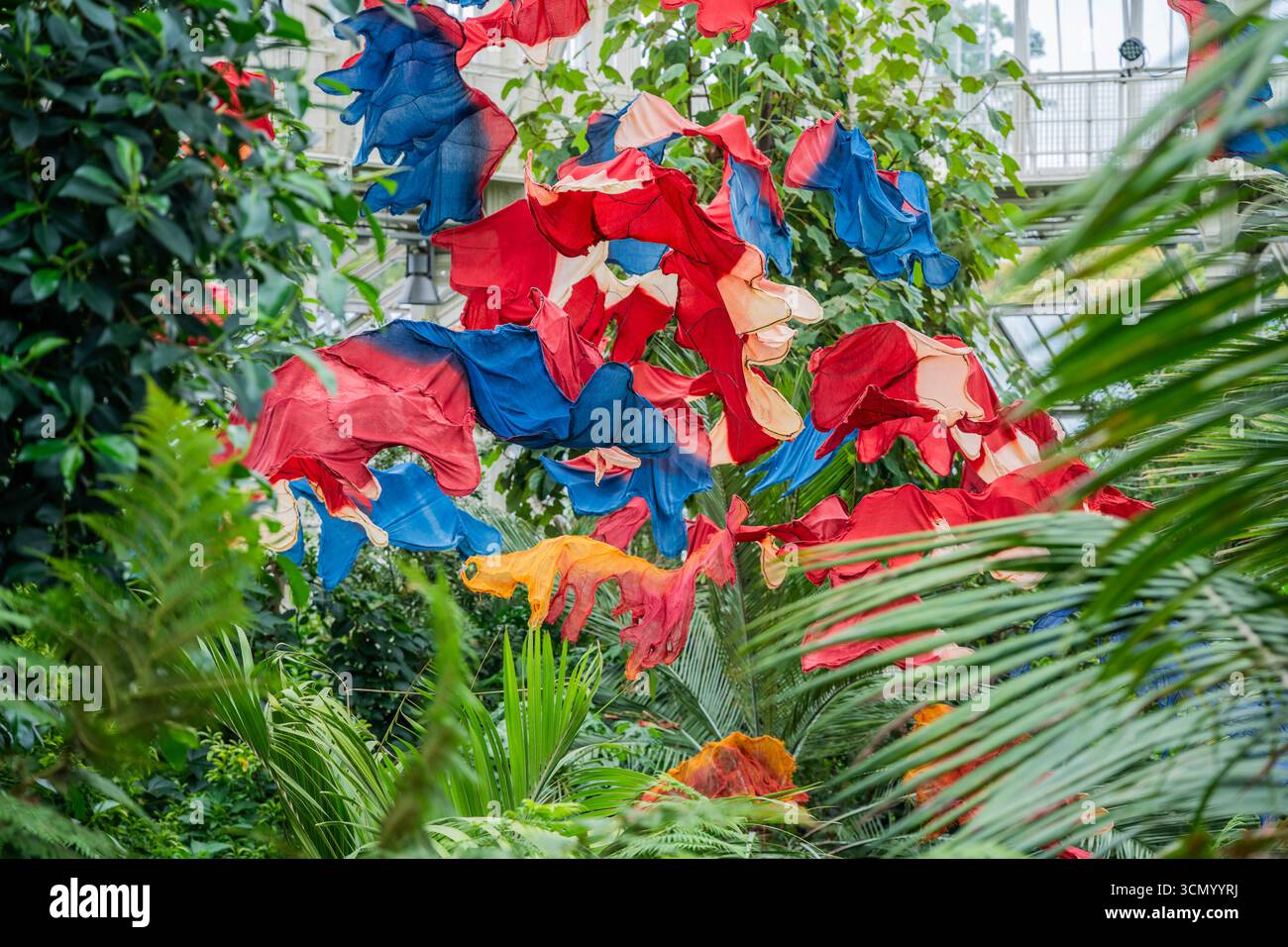 Londra, Regno Unito. 18 settembre 2025. Between Earth and Sky - dell'artista nigeriana, educatrice ed ambientalista Nnenna Okore. Sospeso a 20 m di altezza nella casa temperata e realizzato con materiali biodegradabili - Anteprima di un festival di arte e design di sei settimane, Material World, ai Kew Gardens. Mostra la moda sostenibile e le possibilità offerte da piante e funghi. Crediti: Guy Bell/Alamy Live News Foto Stock