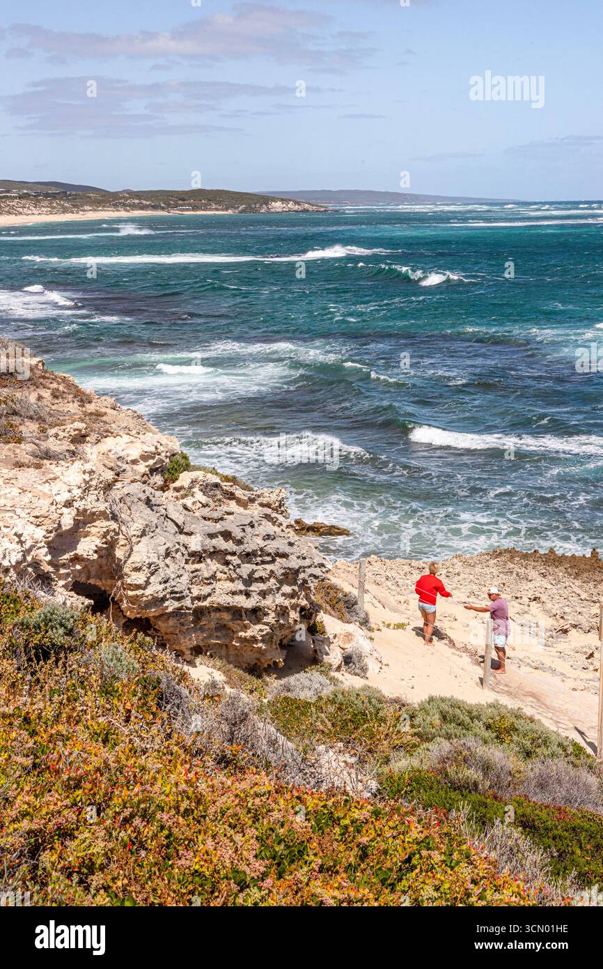 Guarda le onde sull'Oceano Indiano a Prevelly, nella regione di Margaret River, nella Contea di Augusta nella regione SW dell'Australia Occidentale WA Foto Stock
