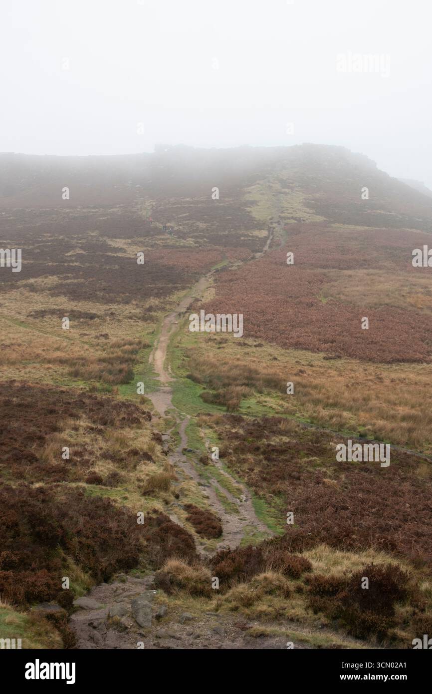 Derbyshire, Regno Unito – 3 novembre 2024 : sul sentiero per Higger Tor come appare nella nebbia, in una giornata nebbiosa nel Peak District Foto Stock
