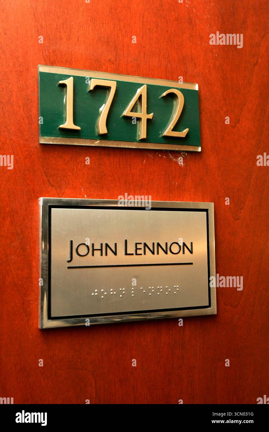 John Lennon e Yoko Ono, Michael Evans e Yu Tian, conservano il testo originale per dare a Peace La possibilità di un reinserimento del loro letto prima che il testo vada all'asta per la prima volta a Bonhams, Montreal - 24 ottobre 2005 Foto Stock