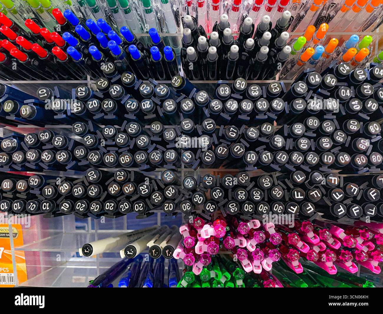 la varietà di penne e colori è ordinata sul rack per cancelleria esposto nel punto vendita - Immagine stock catturata con smartphone