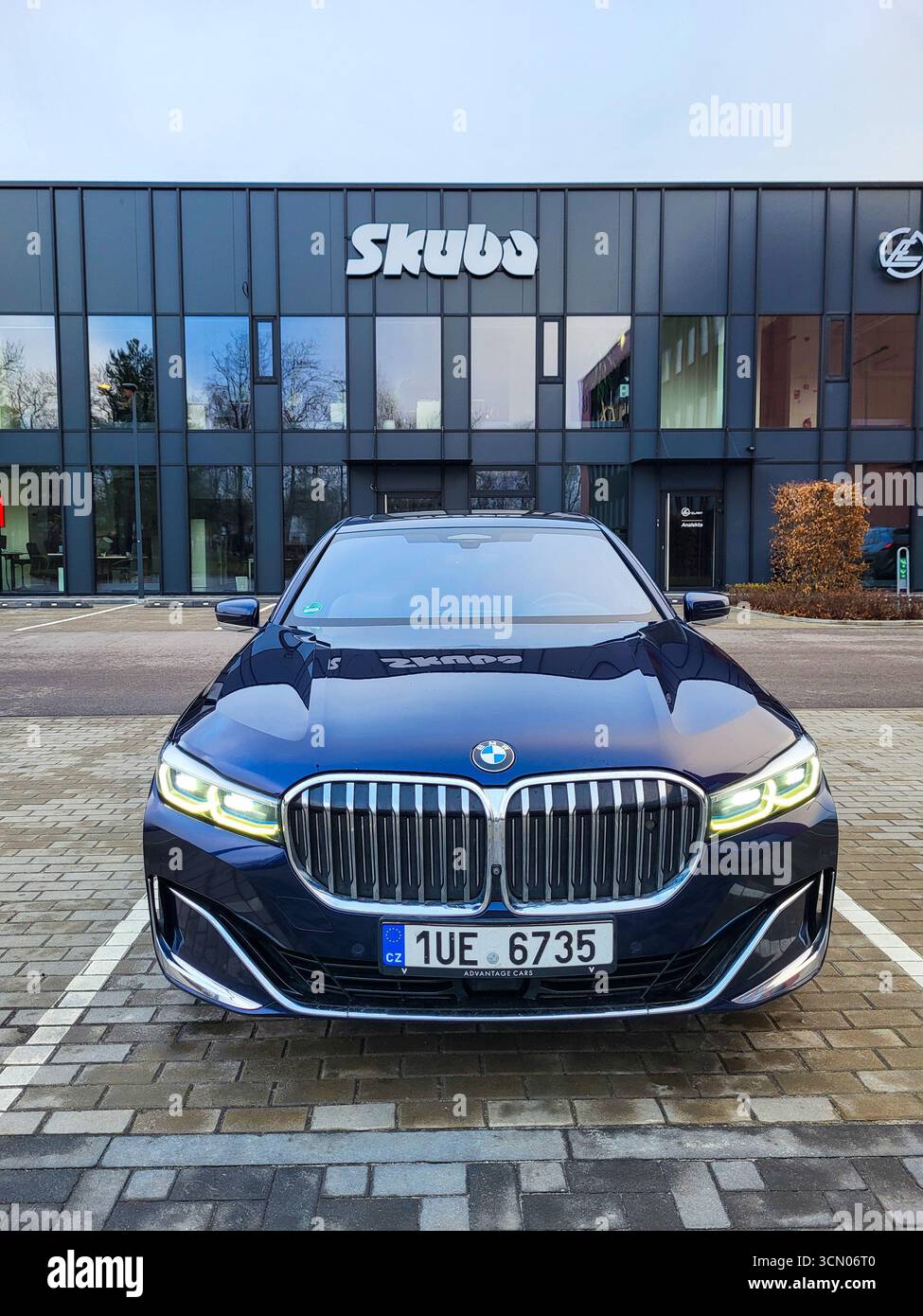 Vilnius, Lituania - 2025-01-19 - Vista frontale di una BMW serie 7 parcheggiata di fronte a un moderno business center Foto Stock