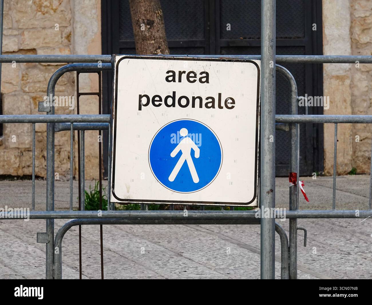 Area pedonale, zona pedonale, cartello nell'Italia meridionale città di Sannicandro di Bari. Foto Stock