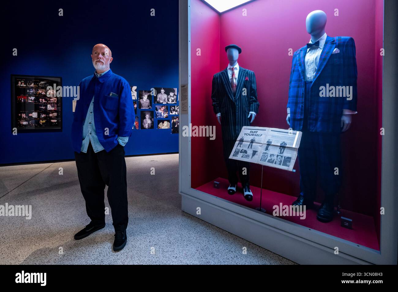 Londra, Regno Unito. 18 settembre 2025. R) «Black Zoot Suit with accessories», 1981, Chris Sullivan, Tailored by Chris Ruocco, «Purple Suit with accessories», 1981, di Chris Sullivan in anteprima di «Blitz: Il club che ha plasmato gli anni '80», la prima mostra in assoluto sul leggendario Blitz, il nightclub londinese dove ha avuto inizio la cultura degli anni '1980. 250 oggetti, tutti tratti dalla scena del Blitz club e dagli individui creativi che lo popolarono, sono in mostra al Design Museum, Kensington, dal 20 settembre 2025 al 29 marzo 2026. Crediti: Stephen Chung / Alamy Live News Foto Stock