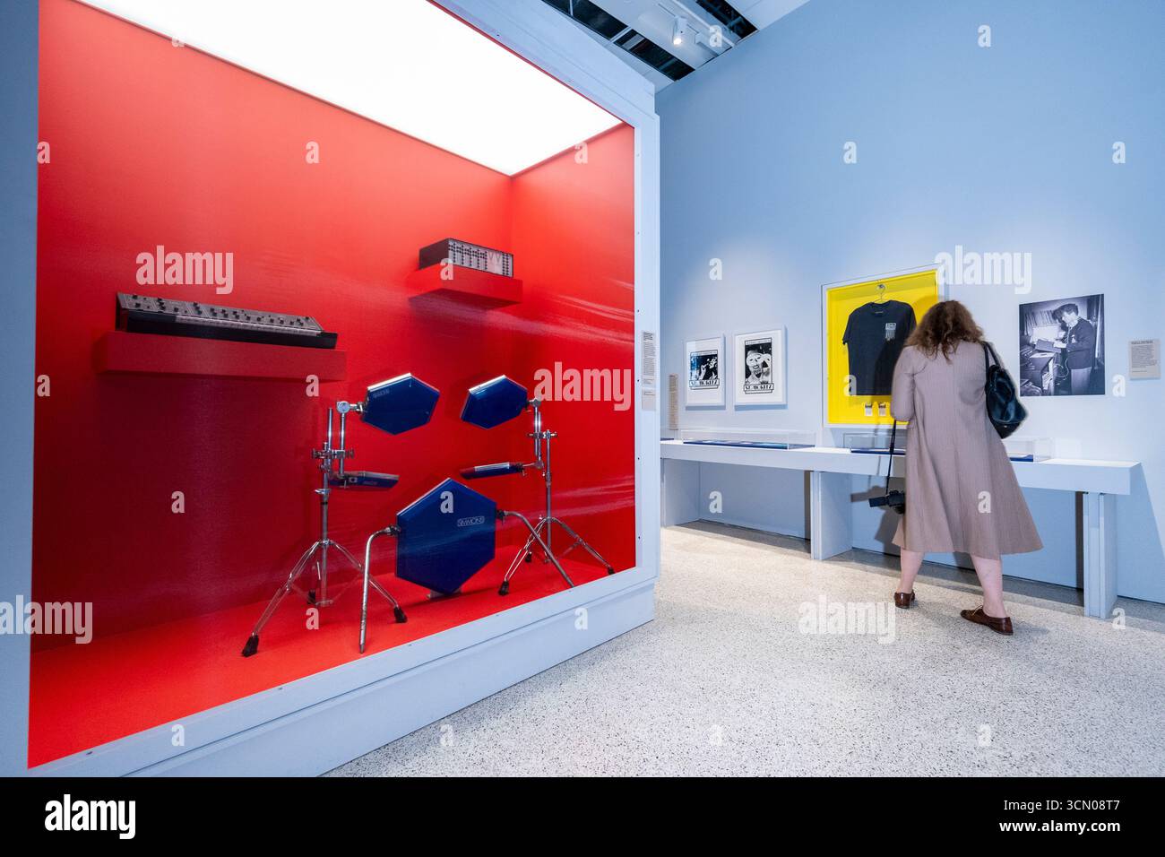 Londra, Regno Unito. 18 settembre 2025. "The Simmons SDS-V drum kit and synthesizer", 1981, il primo drum kit veramente elettronico, ricevendo un riconoscimento più ampio dopo la sua uscita commerciale, quando fu suonato per la prima volta da John Keeble nel singolo del 1981 dello Spandau Ballet "Chant No.1 (i Don't Need This Pressure On). Anteprima di "Blitz: Il club che ha plasmato gli anni '80", la prima mostra in assoluto sul leggendario Blitz, il nightclub londinese dove ha avuto inizio la cultura degli anni '1980. 250 oggetti, tutti tratti dalla scena del Blitz club e dagli individui creativi che lo popolarono, sono in mostra al Design Museum di Kensington, 20 S. Foto Stock