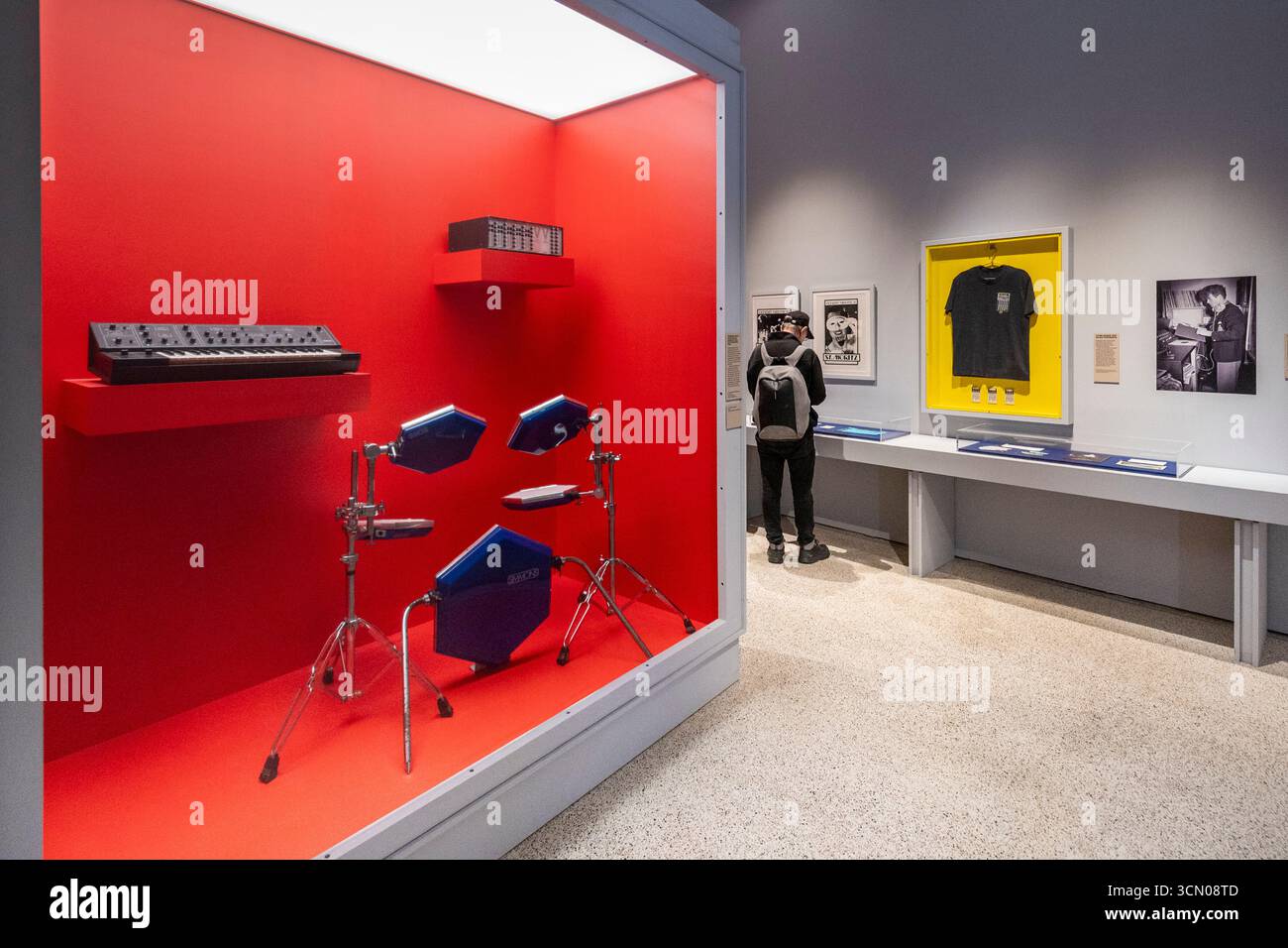 Londra, Regno Unito. 18 settembre 2025. "The Simmons SDS-V drum kit and synthesizer", 1981, il primo drum kit veramente elettronico, ricevendo un riconoscimento più ampio dopo la sua uscita commerciale, quando fu suonato per la prima volta da John Keeble nel singolo del 1981 dello Spandau Ballet "Chant No.1 (i Don't Need This Pressure On). Anteprima di "Blitz: Il club che ha plasmato gli anni '80", la prima mostra in assoluto sul leggendario Blitz, il nightclub londinese dove ha avuto inizio la cultura degli anni '1980. 250 oggetti, tutti tratti dalla scena del Blitz club e dagli individui creativi che lo popolarono, sono in mostra al Design Museum di Kensington, 20 S. Foto Stock