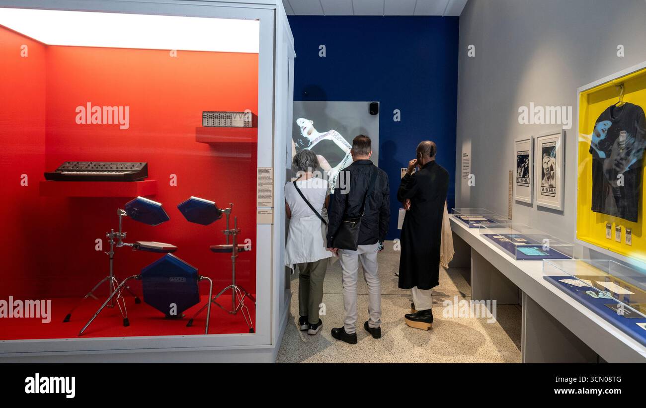 Londra, Regno Unito. 18 settembre 2025. (L) "The Simmons SDS-V drum kit and synthesizer", 1981, il primo drum kit veramente elettronico, ricevendo un riconoscimento più ampio dopo la sua uscita commerciale, quando fu suonato per la prima volta da John Keeble nel singolo del 1981 dello Spandau Ballet "Chant No.1 (i Don't Need This Pressure On). Anteprima di "Blitz: Il club che ha plasmato gli anni '80", la prima mostra in assoluto sul leggendario Blitz, il nightclub londinese dove ha avuto inizio la cultura degli anni '1980. 250 oggetti, tutti tratti dalla scena del Blitz club e dagli individui creativi che l'hanno popolata, sono in mostra al Design Museum di Kensington, Foto Stock