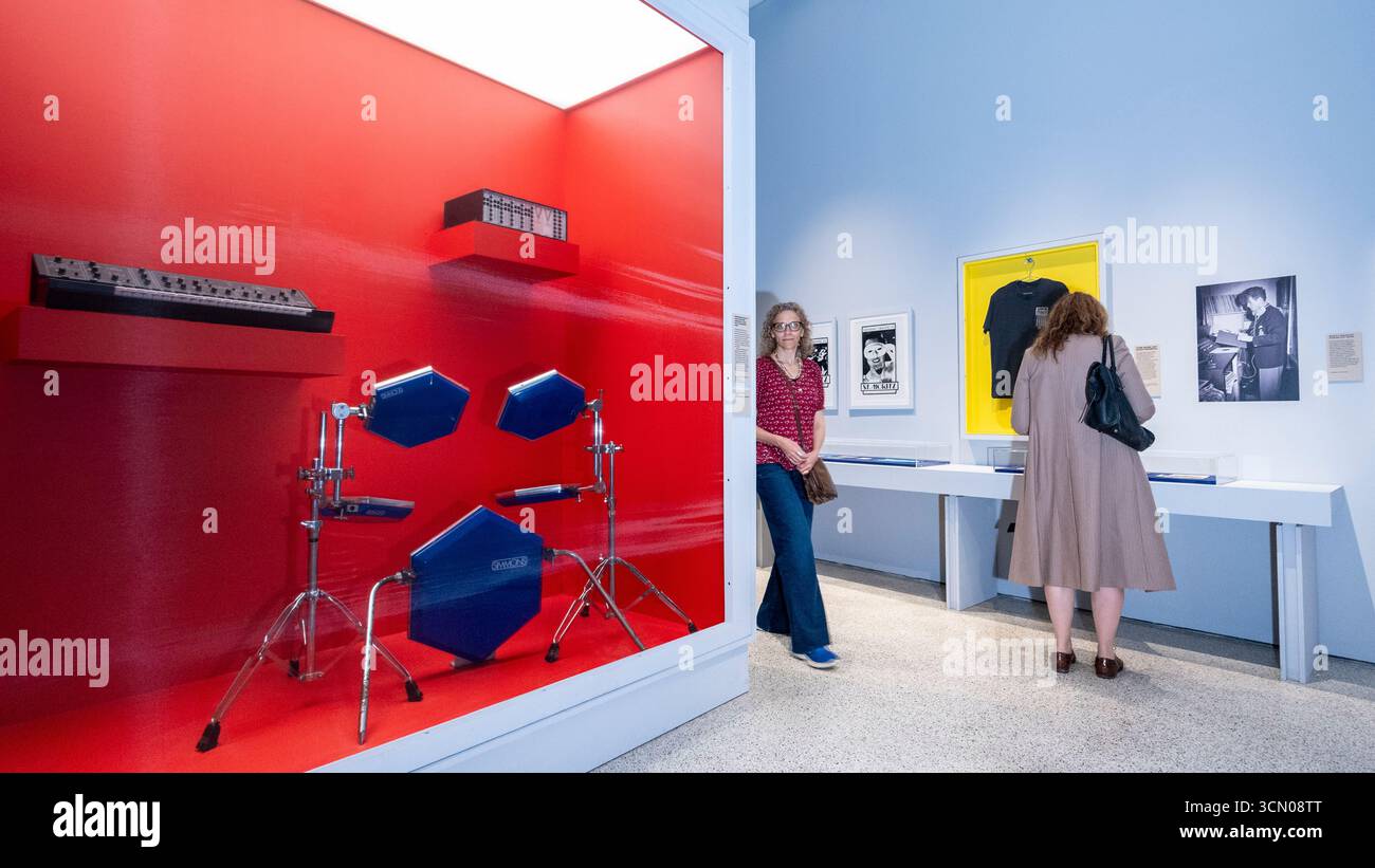 Londra, Regno Unito. 18 settembre 2025. "The Simmons SDS-V drum kit and synthesizer", 1981, il primo drum kit veramente elettronico, ricevendo un riconoscimento più ampio dopo la sua uscita commerciale, quando fu suonato per la prima volta da John Keeble nel singolo del 1981 dello Spandau Ballet "Chant No.1 (i Don't Need This Pressure On). Anteprima di "Blitz: Il club che ha plasmato gli anni '80", la prima mostra in assoluto sul leggendario Blitz, il nightclub londinese dove ha avuto inizio la cultura degli anni '1980. 250 oggetti, tutti tratti dalla scena del Blitz club e dagli individui creativi che lo popolarono, sono in mostra al Design Museum di Kensington, 20 S. Foto Stock