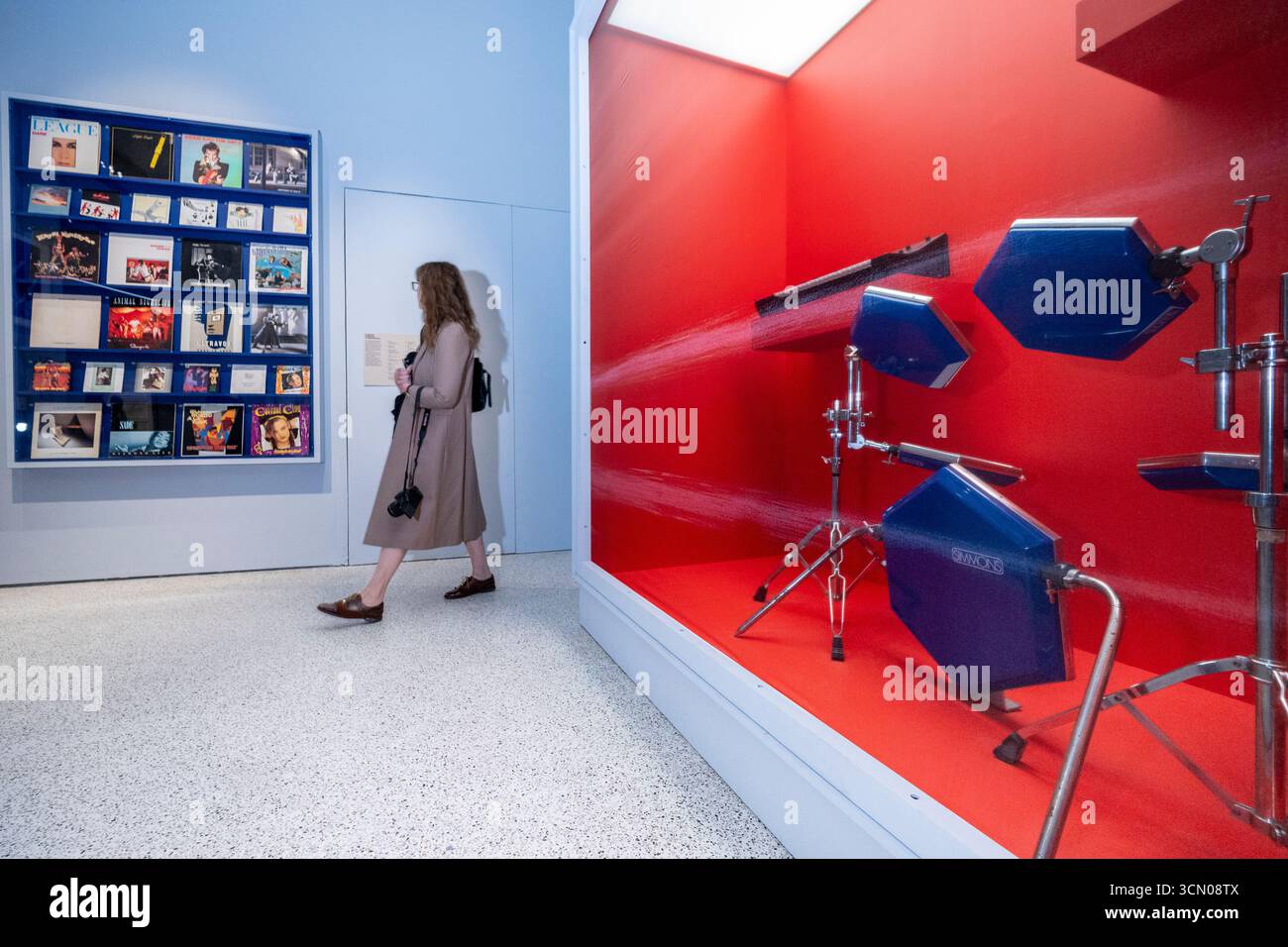 Londra, Regno Unito. 18 settembre 2025. "The Simmons SDS-V drum kit and synthesizer", 1981, il primo drum kit veramente elettronico, ricevendo un riconoscimento più ampio dopo la sua uscita commerciale, quando fu suonato per la prima volta da John Keeble nel singolo del 1981 dello Spandau Ballet "Chant No.1 (i Don't Need This Pressure On). Anteprima di "Blitz: Il club che ha plasmato gli anni '80", la prima mostra in assoluto sul leggendario Blitz, il nightclub londinese dove ha avuto inizio la cultura degli anni '1980. 250 oggetti, tutti tratti dalla scena del Blitz club e dagli individui creativi che lo popolarono, sono in mostra al Design Museum di Kensington, 20 S. Foto Stock