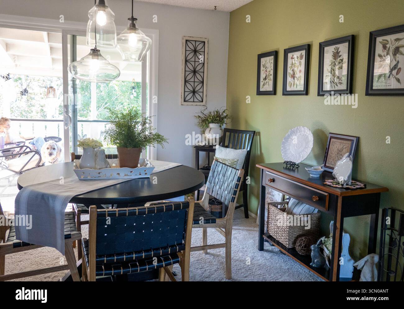 Una moderna sala da pranzo presenta porte scorrevoli in vetro e un tavolo in legno, 2025, Great Falls, Montana, Stati Uniti Foto Stock