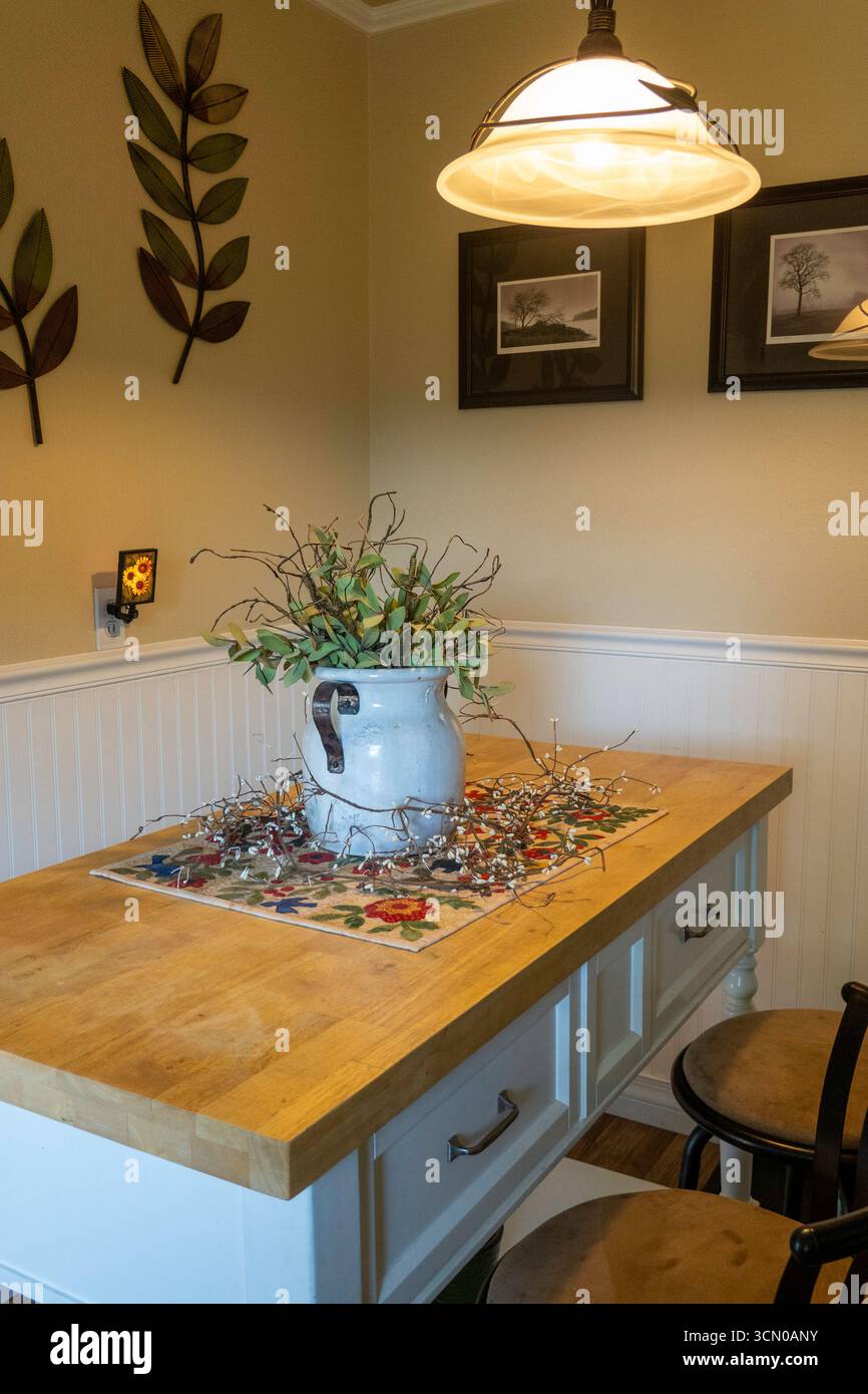 Interni ben decorati con cucina tradizionale, Great Falls, Montana, Stati Uniti, 2025 Foto Stock