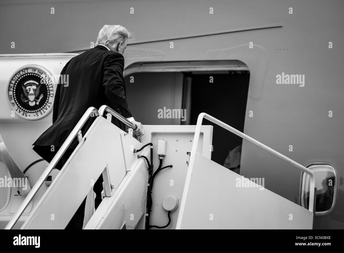 Il presidente Donald Trump e la First Lady Melania Trump sbarcarono il Marine One nella Joint base Andrews, Maryland, il 15 settembre 2025. Salgono a bordo dell'Air Force One in rotta per l'aeroporto di Londra Stansted a Londra, Inghilterra, per una seconda visita storica nel Regno Unito. Per gentile concessione della Casa Bianca. Foto Stock