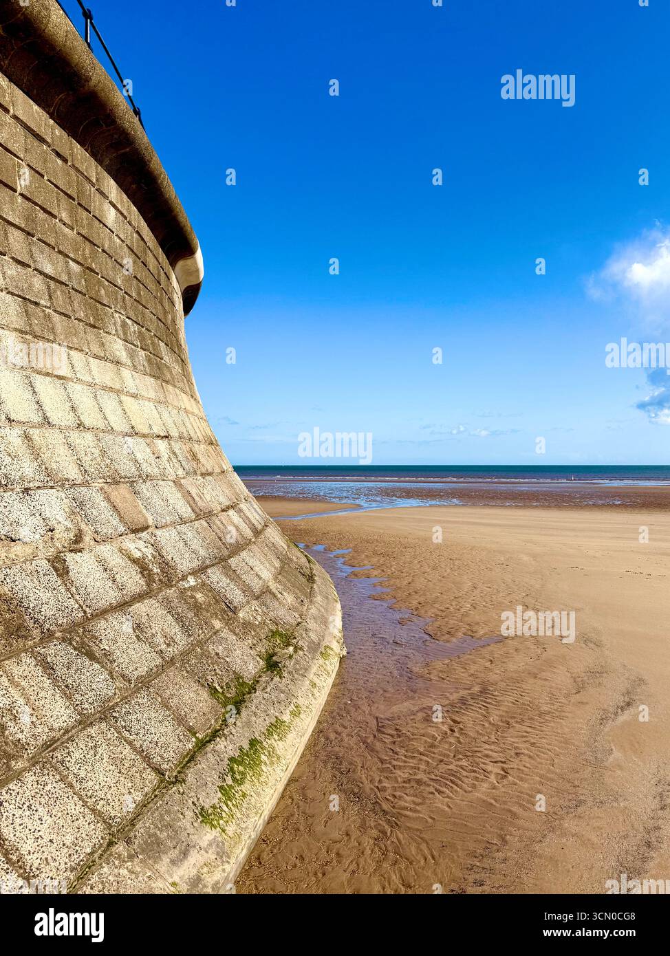 Un muro di mare su una spiaggia del Regno Unito Foto Stock