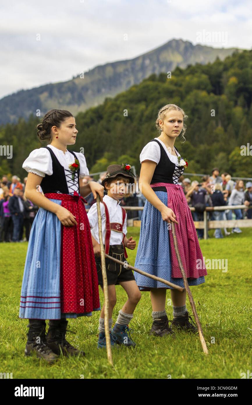 Bestiame, bestiame, bestiame domestico (Bovidae), pastorella, bambini, lederhosen, dirndl, costume tradizionale, Oberstdorf, Oberall Foto Stock