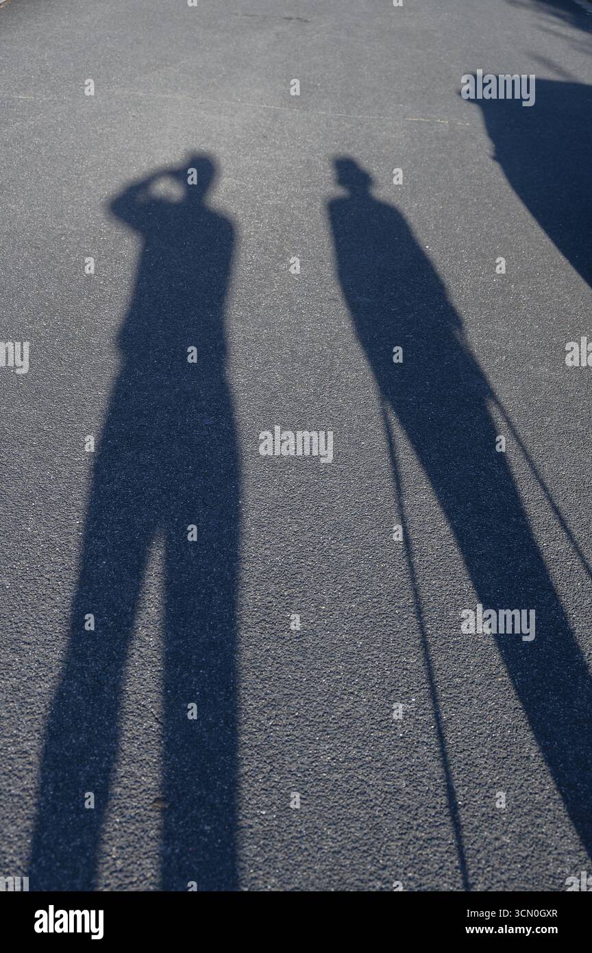 Sagoma di una vecchia coppia in una passeggiata, Baviera, Germania Foto Stock