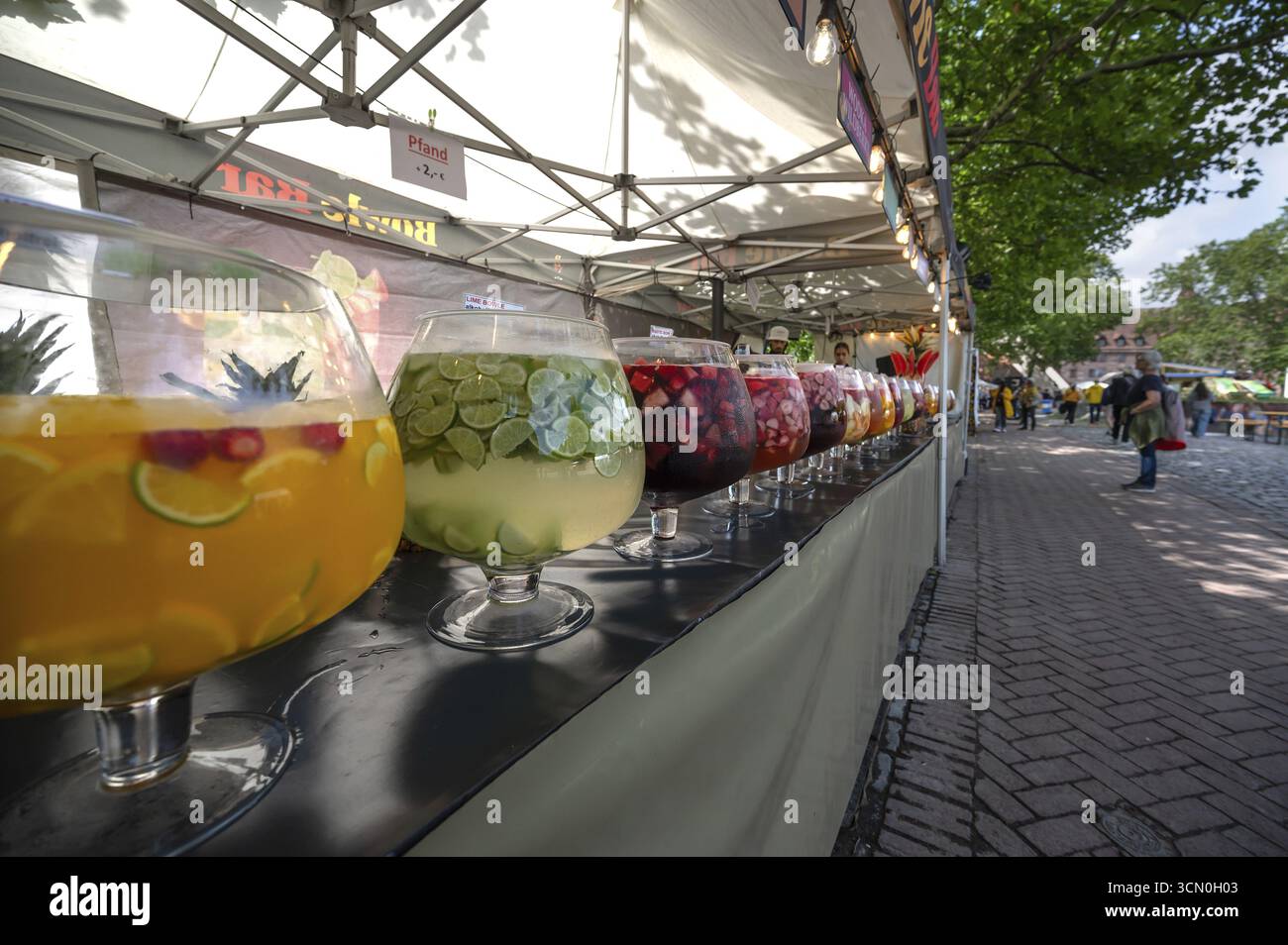 Grandi bicchieri pieni di punch, bancarelle al festival della città, Norimberga, Franconia media, Baviera, Germania Foto Stock