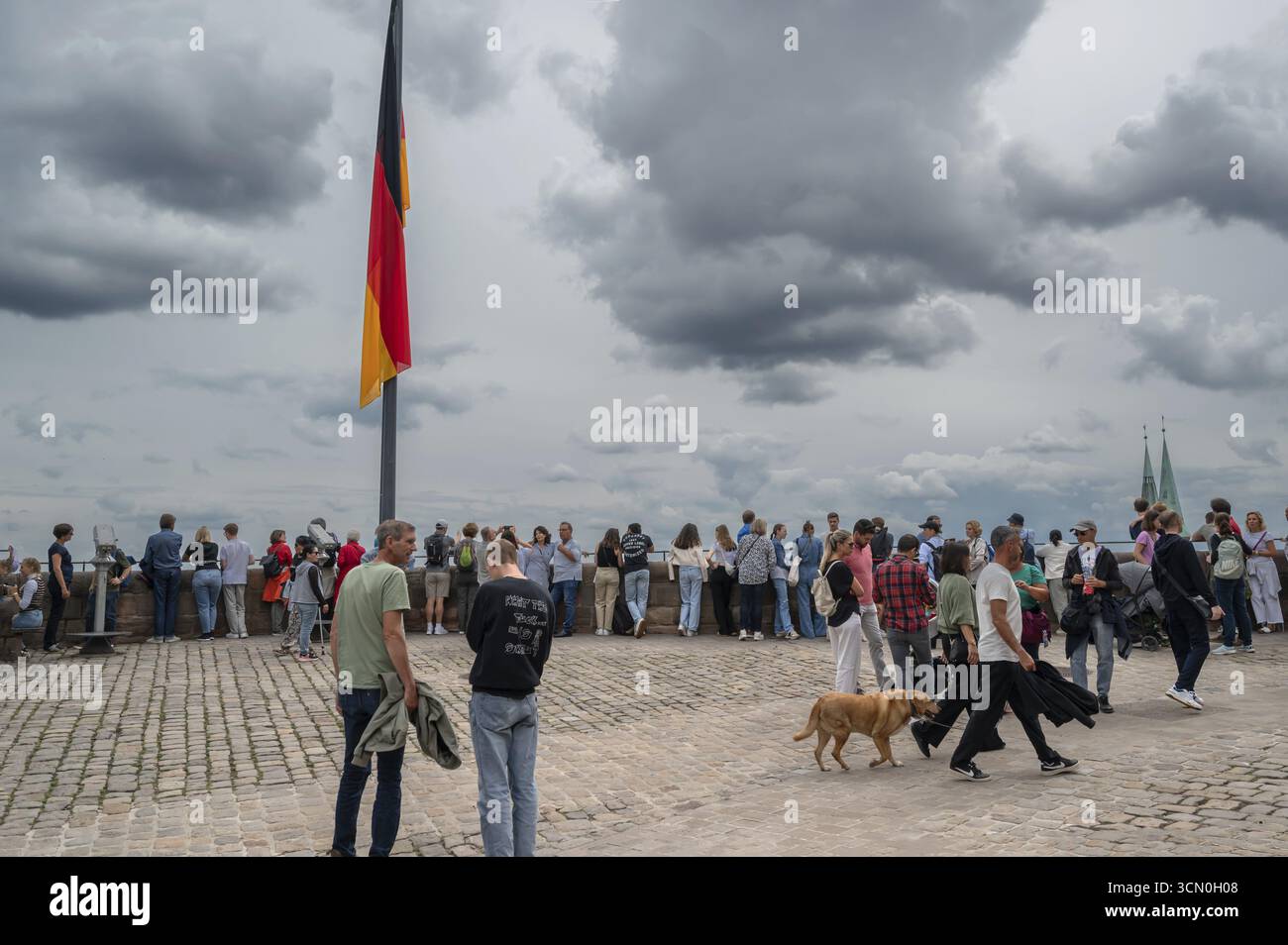 Turisti sui terreni del castello imperiale, Norimberga, Franconia media, Baviera, Germania Foto Stock