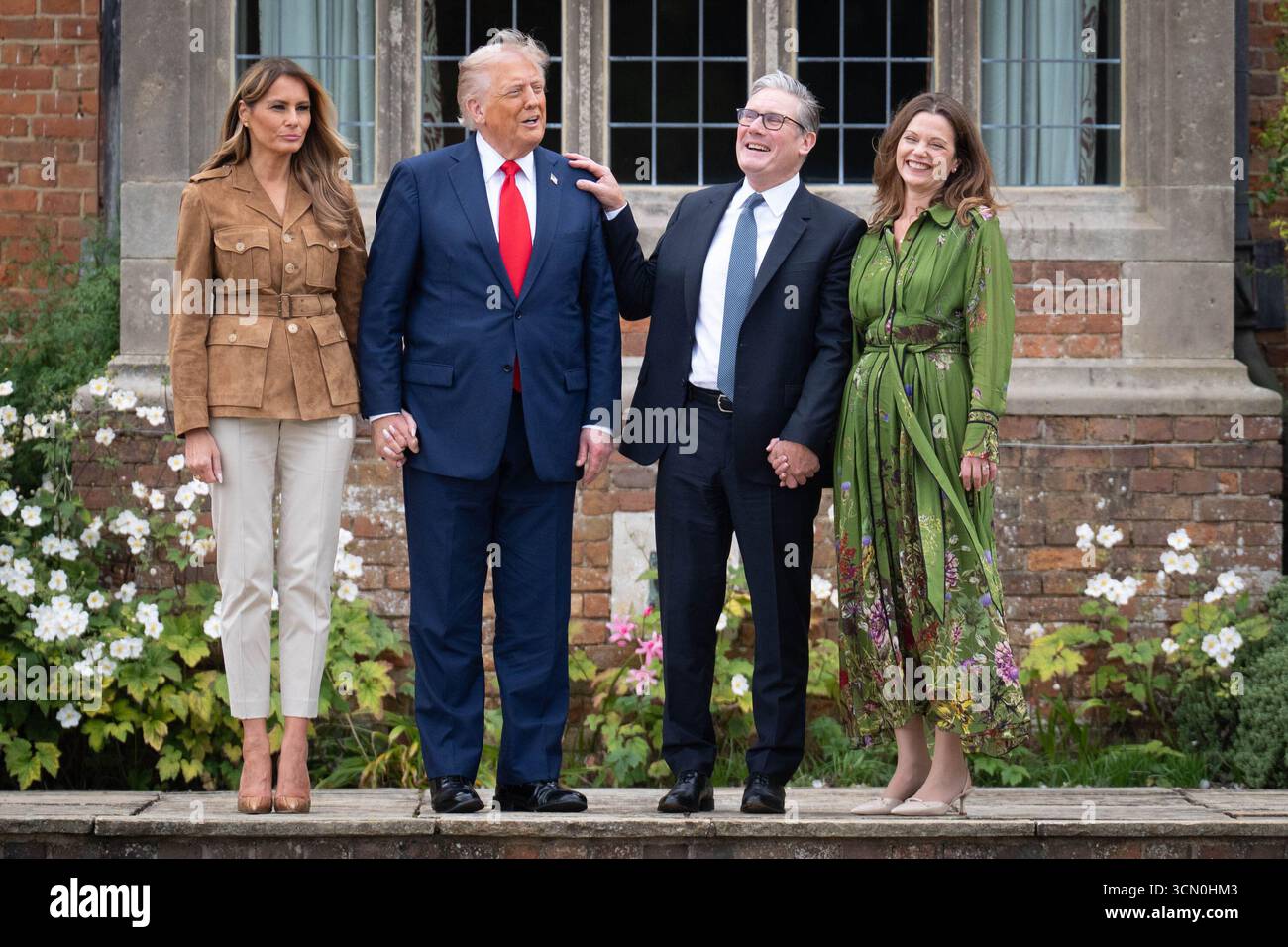 Il primo ministro Sir Keir Starmer e Lady Victoria Starmer (a destra) con il presidente degli Stati Uniti Donald Trump e la First Lady Melania Trump assistono i membri del team di paracadute dell'esercito dei Red Devils a Chequers, vicino ad Aylesbury nel Buckinghamshire, il secondo giorno della seconda visita di stato del presidente nel Regno Unito. Data foto: Giovedì 18 settembre 2025. Foto Stock