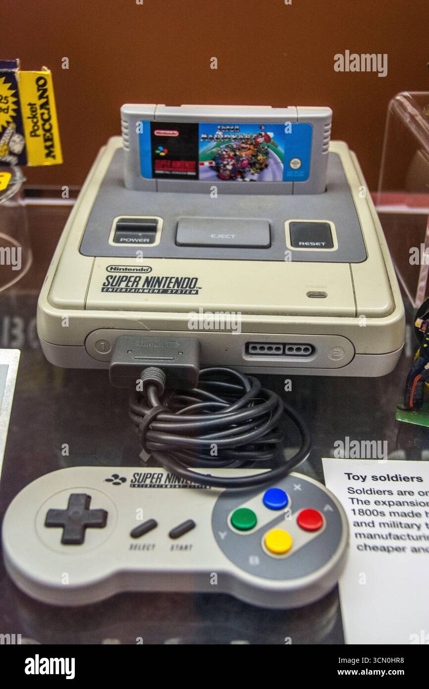 Console di gioco Super Nintendo SNES anni '1990 in un museo del Regno Unito Foto Stock