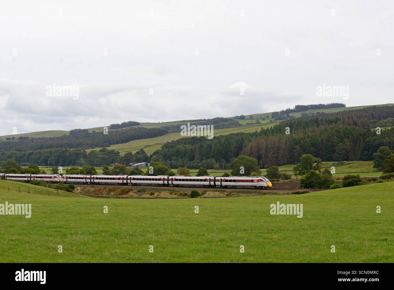 Il servizio LNER Azuma è stato deviato verso la Tyne Valley Line dalla East Coast Main Line a causa di lavori di ingegneria. 15 settembre 2025 Foto Stock