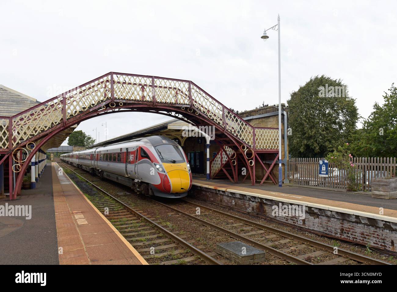 Il servizio LNER Azuma presso la stazione di HExam, deviato verso la Tyne Valley Line dalla East Coast Main Line a causa di lavori di ingegneria. 15 settembre 2025 Foto Stock