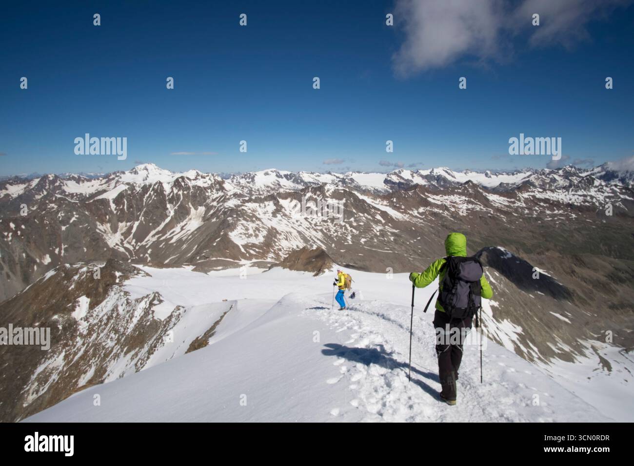 2 alpinisti che scendono su un campo innevato Foto Stock
