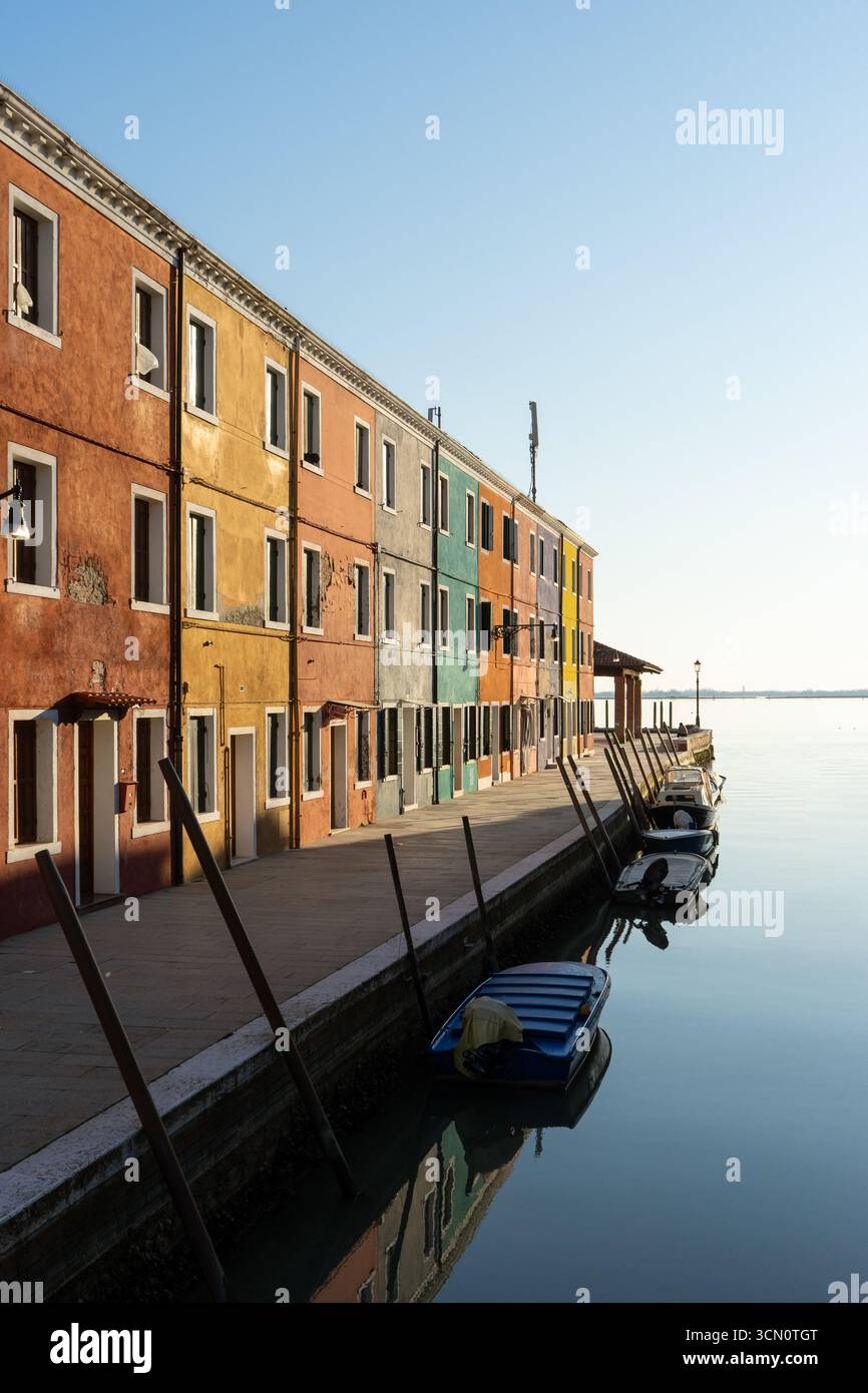 Colorati edifici sul canale a Burano, Venezia, Italia Foto Stock