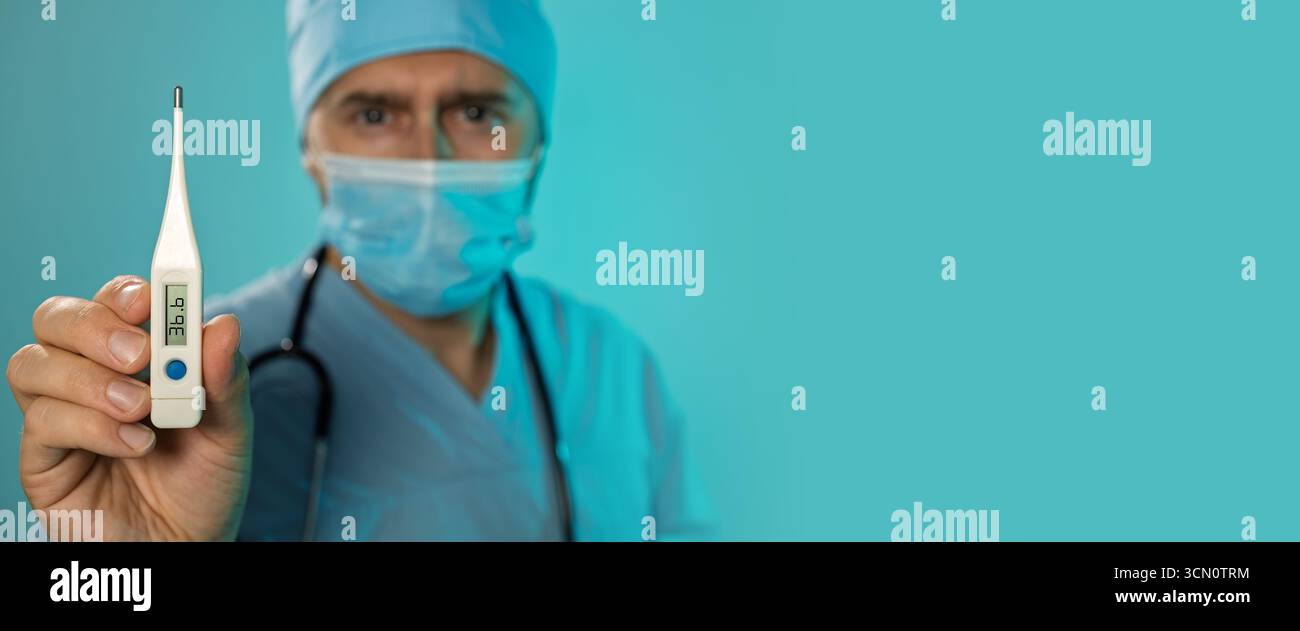 Medico che tiene il termometro che mostra 36,6°C, simbolo di salute, prevenzione e supporto medico professionale. Concetto di assistenza sanitaria tempestiva e affidabile Foto Stock