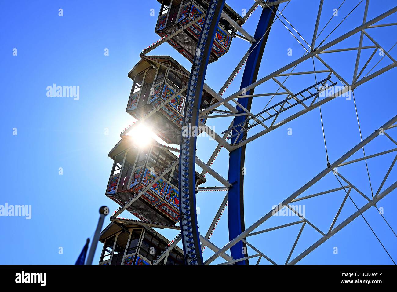 Monaco di Baviera, Germania. 18 settembre 2025. Il sole splende attraverso la ruota panoramica. Tour stampa prima della 190esima Oktoberfest 2025 il 18 settembre 2025? Credito: dpa/Alamy Live News Foto Stock