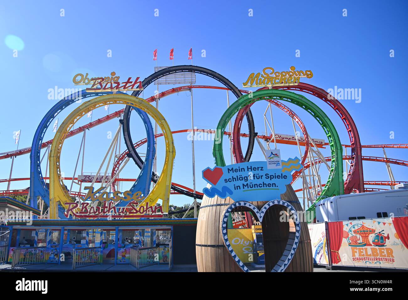 Monaco di Baviera, Germania. 18 settembre 2025. Giro sul Loopin Monaco, posto per scattare foto per l'offerta dei Giochi Olimpici di Monaco. Tour stampa prima della 190esima Oktoberfest 2025 il 18 settembre 2025? Credito: dpa/Alamy Live News Foto Stock