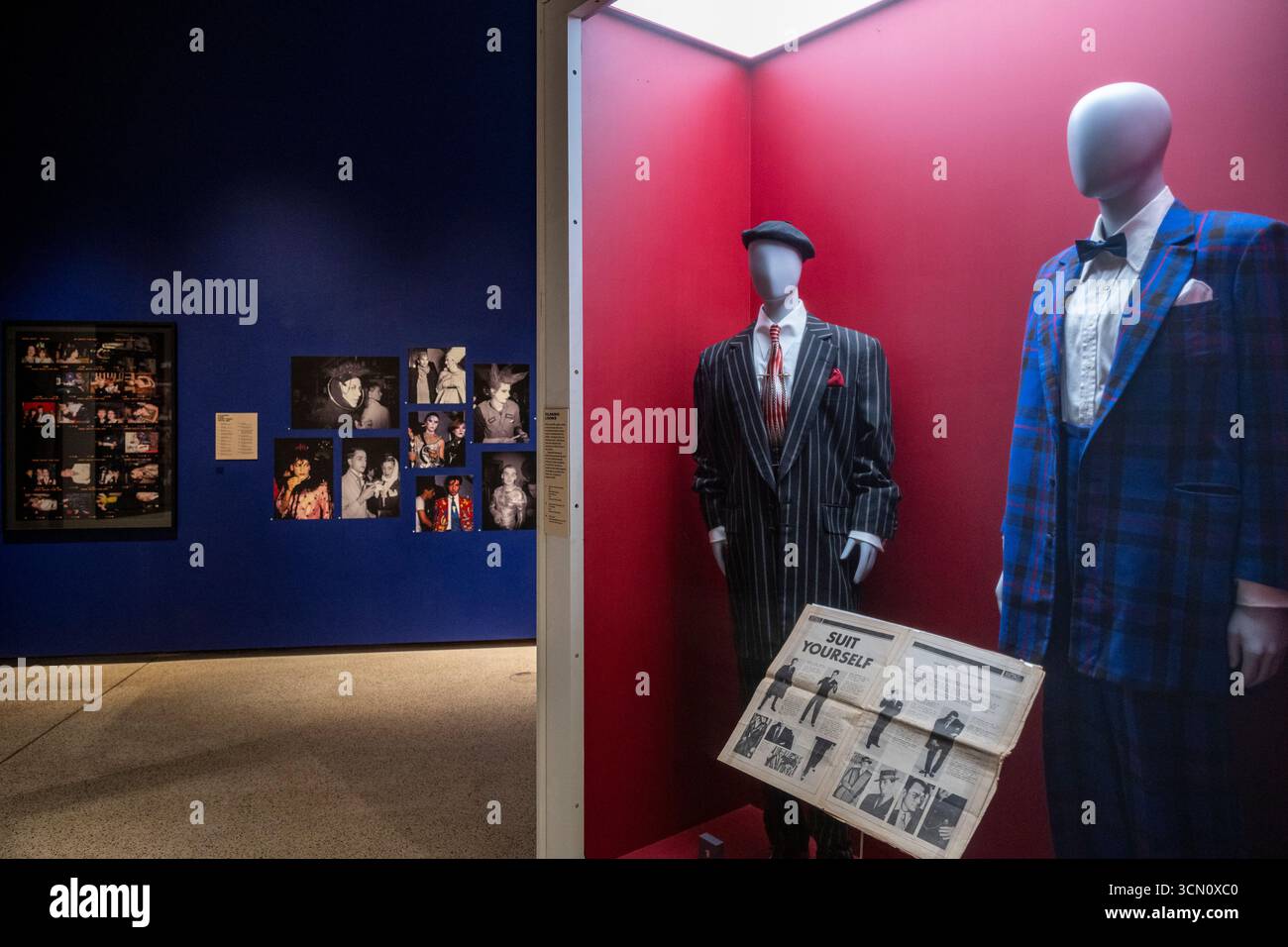 Londra, Regno Unito. 18 settembre 2025. R) «Black Zoot Suit with accessories», 1981, Chris Sullivan, Tailored by Chris Ruocco, «Purple Suit with accessories», 1981, di Chris Sullivan in anteprima di «Blitz: Il club che ha plasmato gli anni '80», la prima mostra in assoluto sul leggendario Blitz, il nightclub londinese dove ha avuto inizio la cultura degli anni '1980. 250 oggetti, tutti tratti dalla scena del Blitz club e dagli individui creativi che lo popolarono, sono in mostra al Design Museum, Kensington, dal 20 settembre 2025 al 29 marzo 2026. Crediti: Stephen Chung / Alamy Live News Foto Stock
