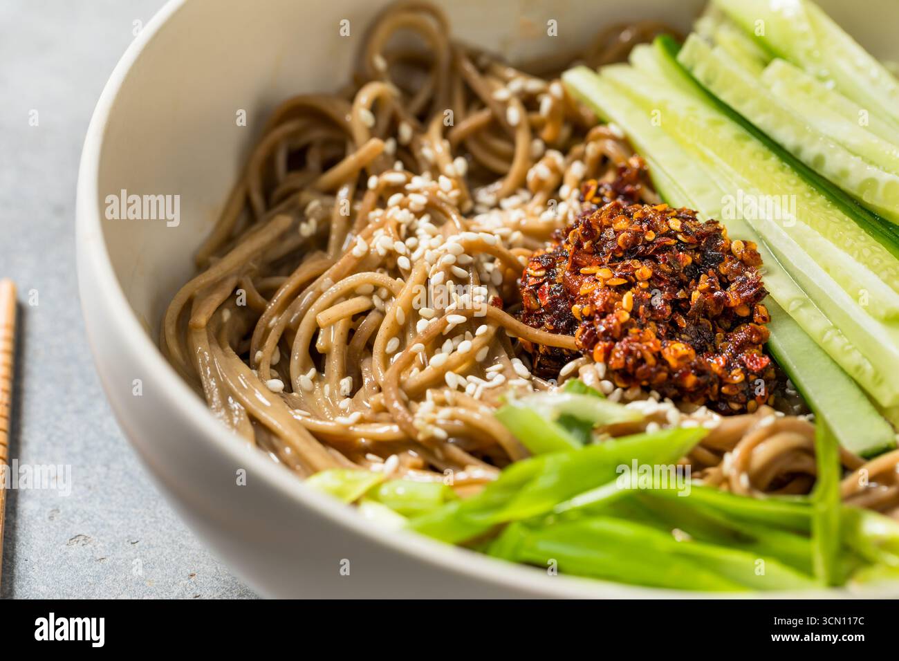 Tagliatelle di sesamo giapponesi asiatiche fatte in casa fredde con cetriolo e peperoncino Foto Stock