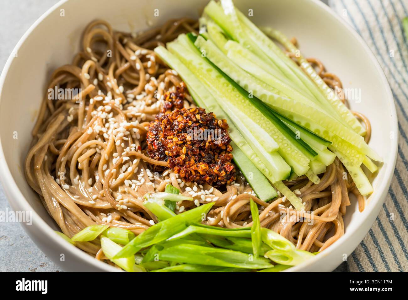 Tagliatelle di sesamo giapponesi asiatiche fatte in casa fredde con cetriolo e peperoncino Foto Stock