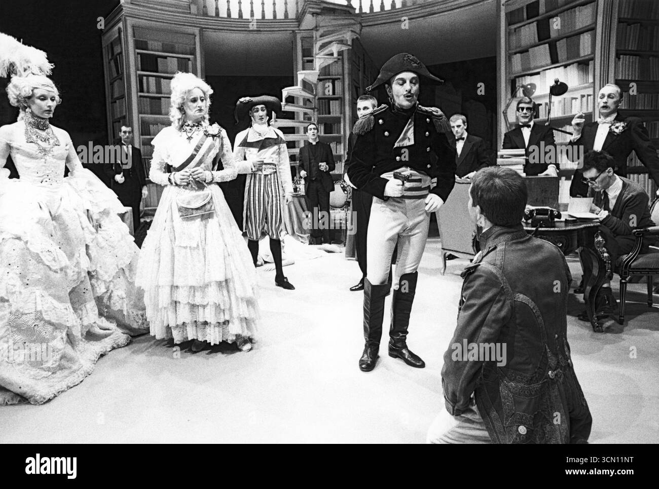 3° a sinistra: Sian Thomas (Anna) centro posteriore: Ciaran Hinds (padre Juan) in DON JUAN di Robert David MacDonald alla Round House, Londra NW1 03/12/1980 a Citizens’ Theatre, Glasgow Production progettata e diretta da Philip Prowse Foto Stock