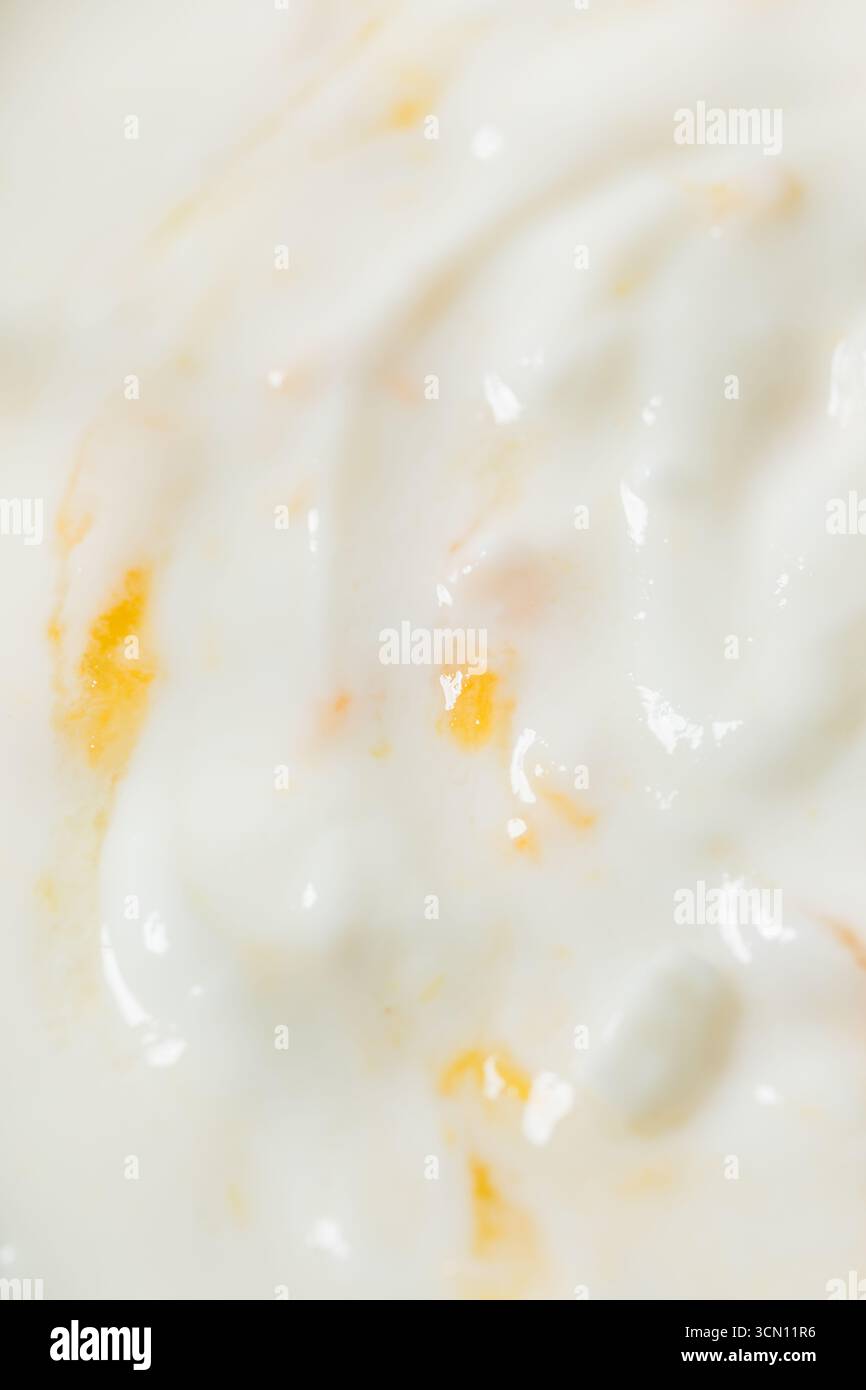 Yogurt di pesca fatto in casa in una ciotola per colazione Foto Stock