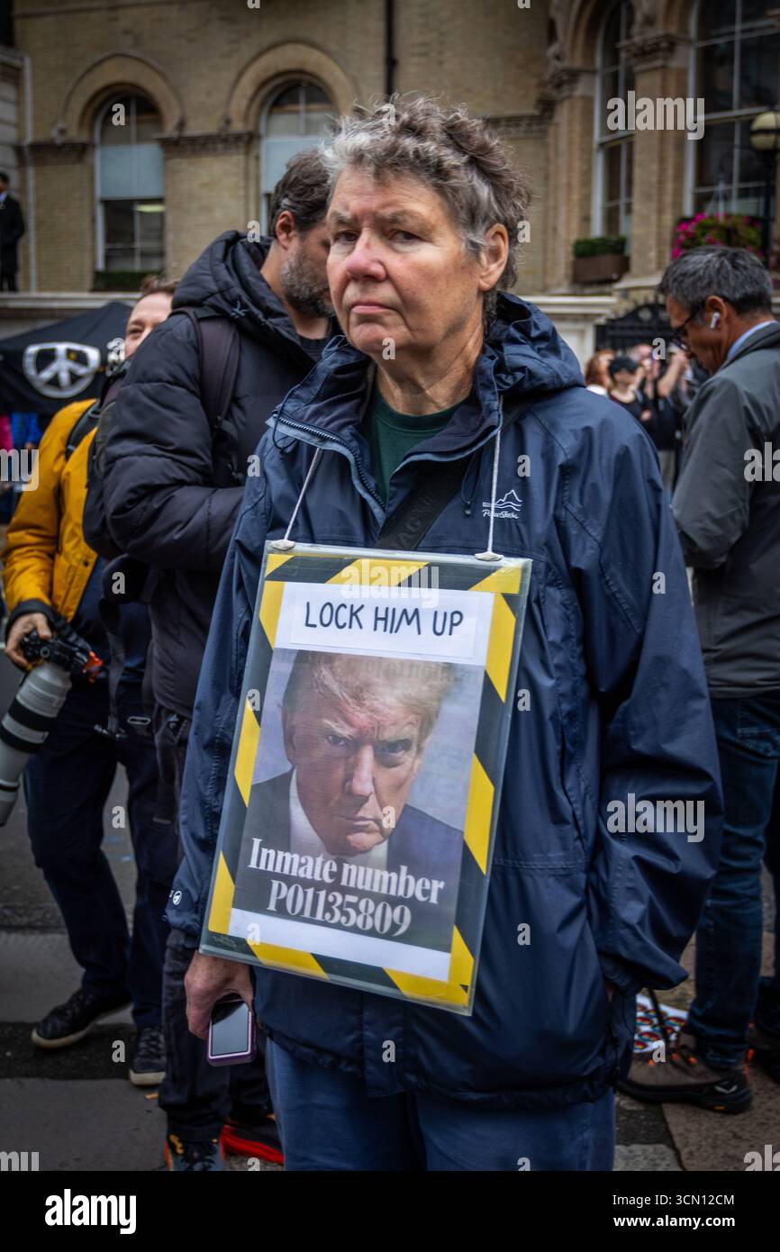 I manifestanti si sono riuniti a Portland Place, vicino al quartier generale della BBC, prima di marciare verso Parliament Square come parte di una grande manifestazione contro la visita di stato del presidente degli Stati Uniti Donald Trump nel Regno Unito. I manifestanti portavano cartelli e striscioni che esprimevano opposizione alle politiche di Trump, attirando una significativa folla e attenzione mediatica nel centro di Londra. Foto Stock