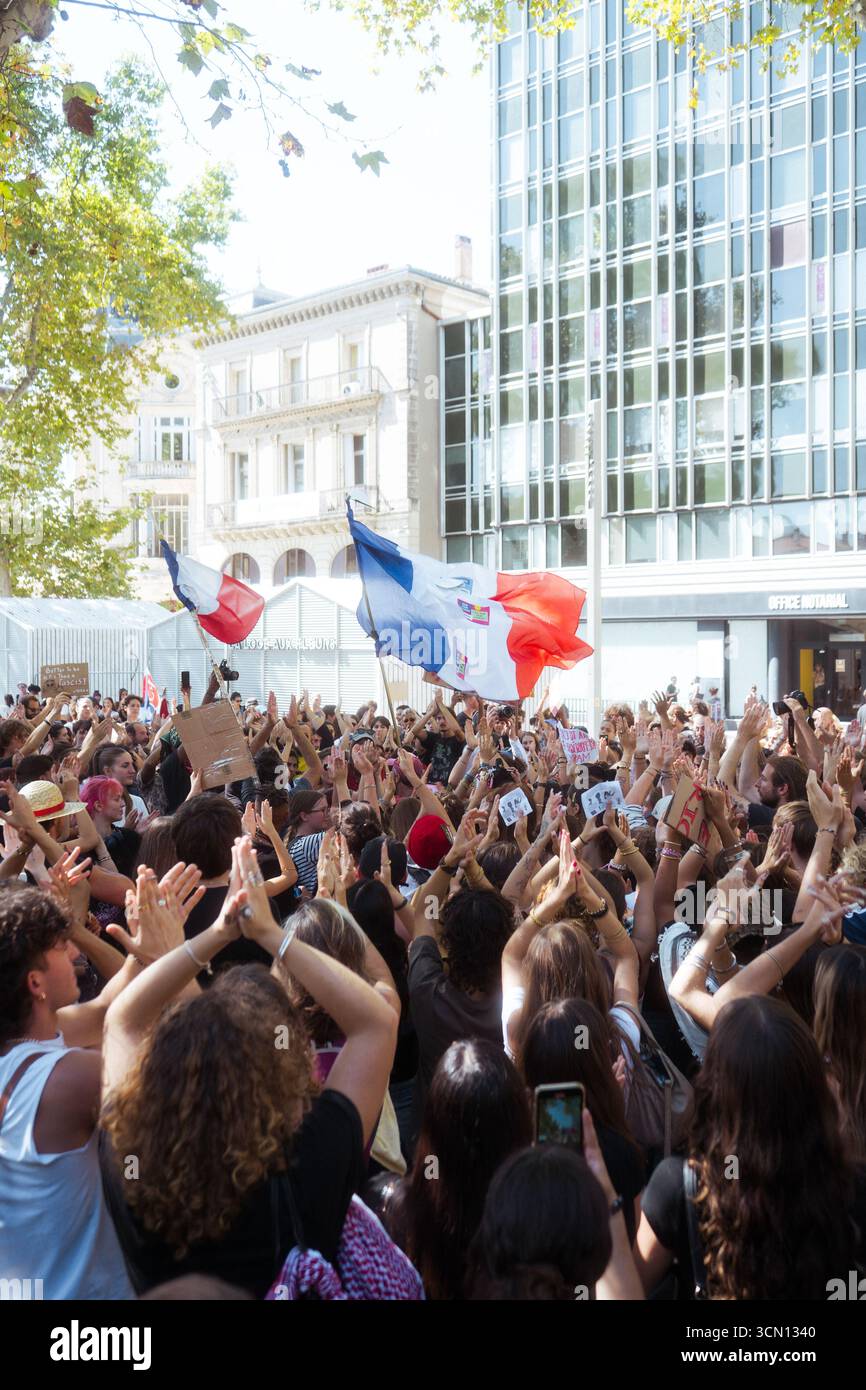 Un Grand groupe de manifestants du 18 septembre célébrant le drapeau French à la Main sur la Place de la comédie Foto Stock